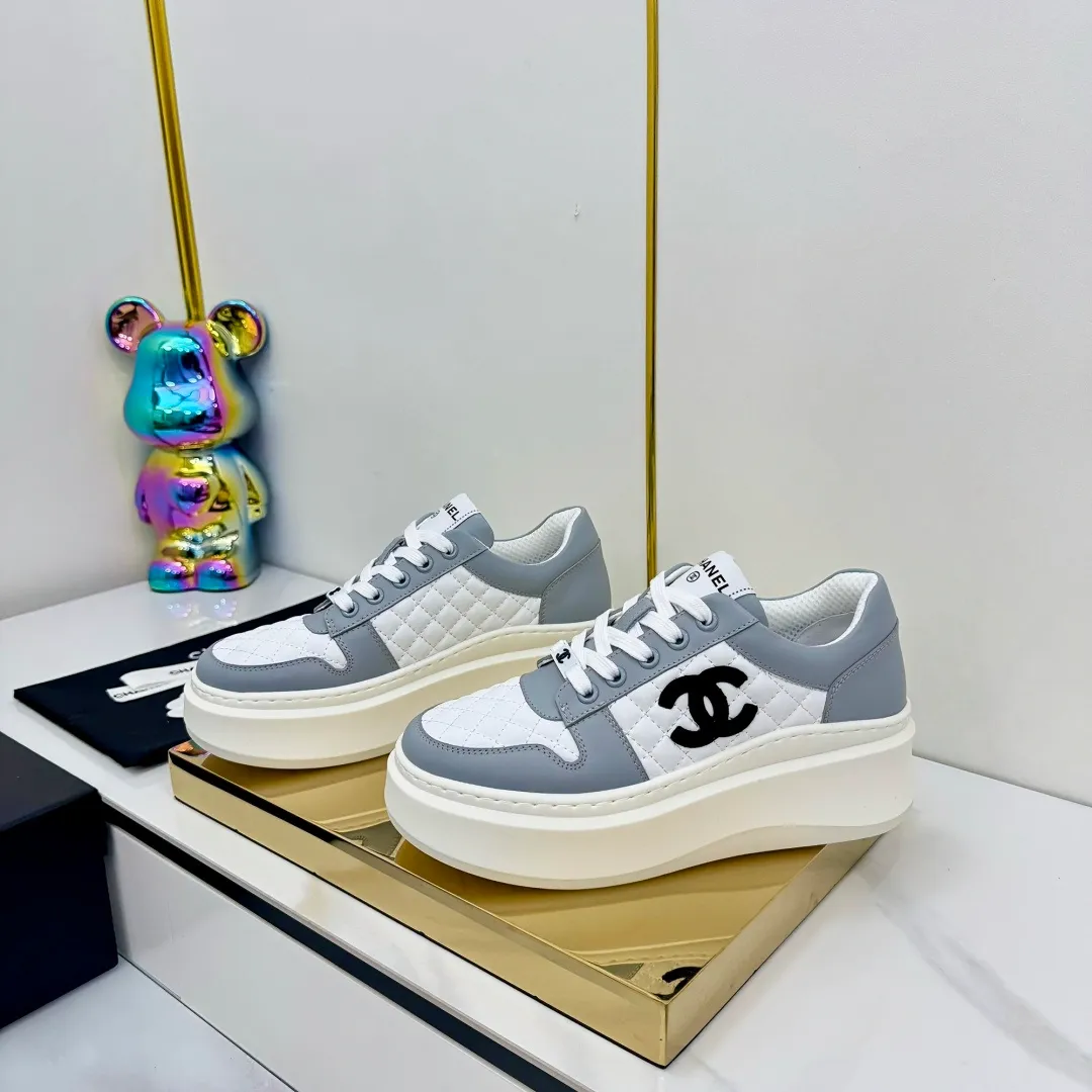 👟👟Ex-factory price 600👟👟 Upgraded version, upgraded version, upgraded version! No rebuttal accepted! ! ! ! Chanel Chanel panda shoes! 2025 counter's top casual sports shoes. This classic design; the upper is electro-embroidered with a variety of techniques; the outsole is fashionable and sporty; the unusual inclusion of a variety of color matching elements... The diversified mix and match is very good-looking and versatile, and can be used for leisure, fashion, sports, and outdoor... ꫛꫀꪝ Go➫ Materials: ❶Upper made of: original imported first-layer silk cowhide + original waterproof cloth + original first-layer cowhide ❷Inner lining: Original Yangli+Net ❸Outsole based on: Original TPU combination outsole Counter boutique packaging complete set for women 35–41 👉 👉 👉 👉 👉